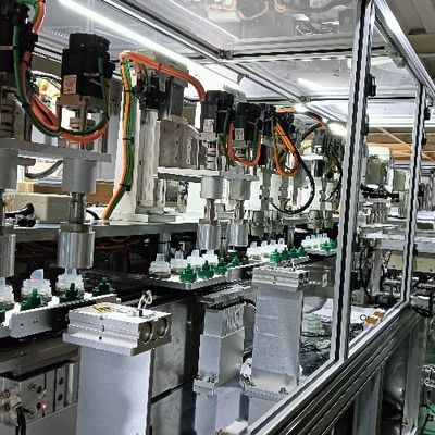 Bom preço. Máquina de montagem de tampa de detergente para roupa para montagem simultânea de dois tamanhos de produtos on-line
