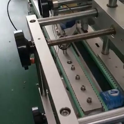Bom preço. Máquina de rotulagem automática ligada por cinto Reduz os custos de mão-de-obra Alta eficiência on-line