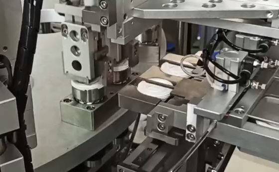 Bom preço. Máquina de parafuso de tampa de funcionamento estável com acionamento de motor do servidor Uso reduzido Manutenção simples Fonte de alimentação AC380V on-line