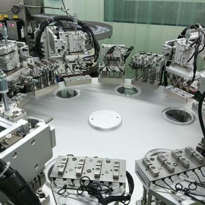 Bom preço. Máquina de montagem de tampas de perfusão controlada por PLC com ecrã multilíngüe que pode ser facilmente operada. on-line
