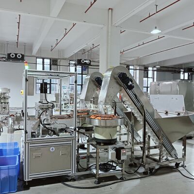 Bom preço. Máquina de montagem automática de tampas de pressão: rápida e económica on-line
