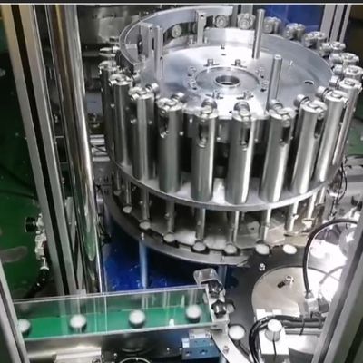 Máquina de revestimento de tampas de alta velocidade para enchimento preciso de juntas na fabricação de tampas de garrafas