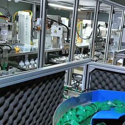 Bom preço. Máquina de montagem de tampa de detergente para roupa para montagem simultânea de dois tamanhos de produtos on-line