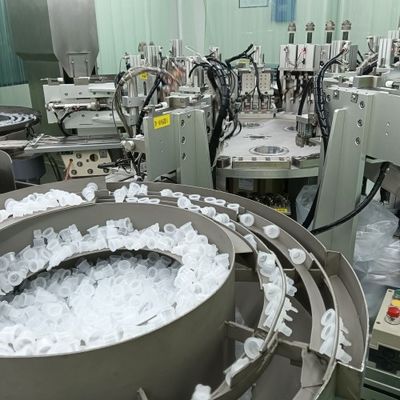 Bom preço. Pressão estável e tampa garantida com sistema de estrutura de vara servo-ligada Máquina de montagem de tampas de garrafas de infusão médica on-line