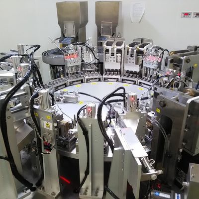 Máquina de montagem de tampa de infusão feita de aço inoxidável, equipamento de boa qualidade, servo-acionamento para desempenho estável
