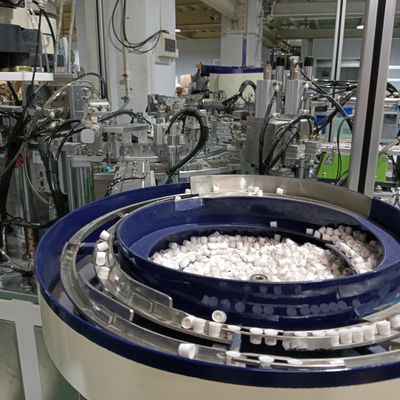 Bom preço. Máquina de montagem automática de tampão de iodo integrada com máquina de embalagem de bolhas de alta eficiência estável on-line