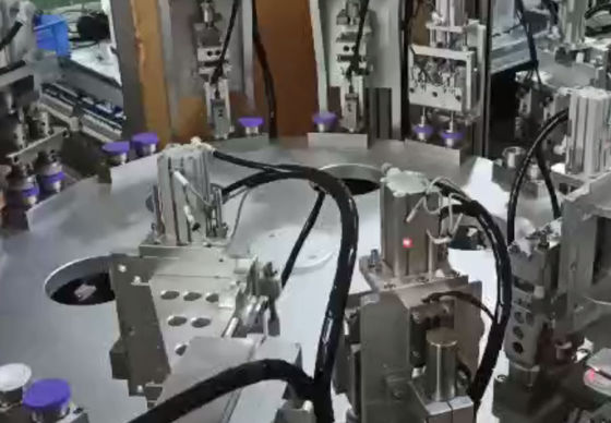 Bom preço. Controle por PLC e operação por ecrã táctil para facilitar a manutenção e operação da máquina de montagem de necessidades diárias on-line