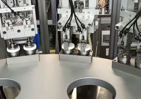 Bom preço. Máquina automática e versátil de montagem de utensílios diários para diferentes fechaduras de garrafas on-line