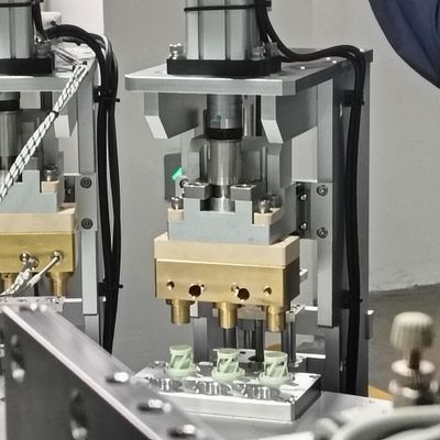 Máquina de montagem de tampa de vedação com servomotor e motor de indexação