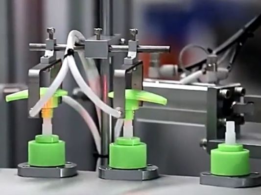 Bom preço. Máquina de montagem de necessidades diárias de redução de ruído para bombas de loção pulverizadores de gatilho e mais 1 conjunto / operador on-line