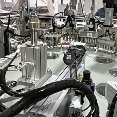 Máquina de montagem de capas de helicóptero de movimento indexado personalizado com operação de tela sensível ao toque fácil de usar
