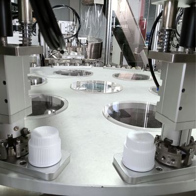 Máquina de Montagem Automatizada para Tampas de Lavanderia com Operação em Mesa Rotativa e Carregamento Tipo Elevador