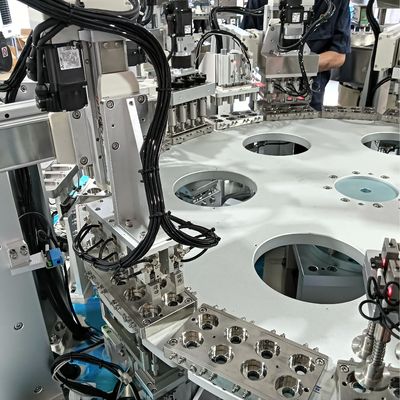 Operação Estável da Máquina Automatizada de Montagem de Tampas de Leite de 8 Cavidades com Movimento de Indexação e Posicionamento Preciso