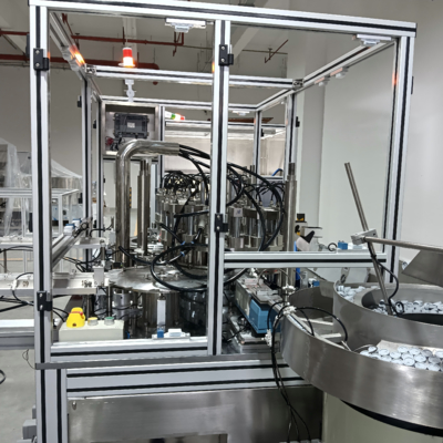 Máquina de montagem automática de tampa de anel de puxa única, disponível em configurações giratórias e mecânicas.