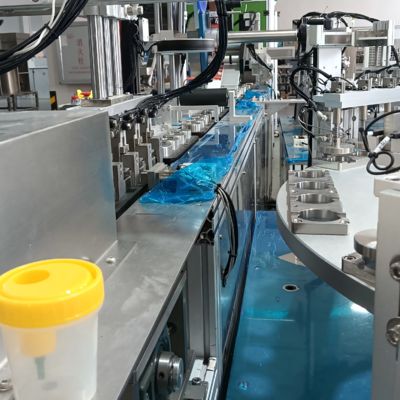 Bom preço. Máquina de montagem de copo de urina automatizada não padronizada, máquina integrada de rotulagem e embalagem, alta eficiência on-line