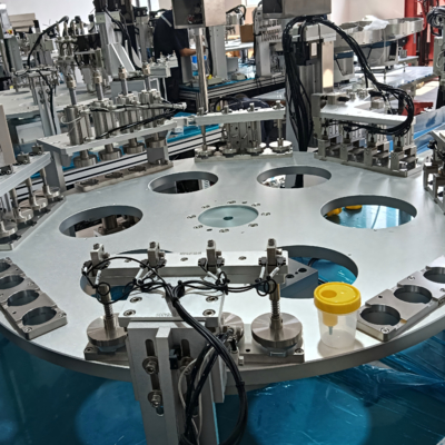 Máquina de Montagem de Copos de Urina Automatizada Personalizável, altamente flexível e adaptável