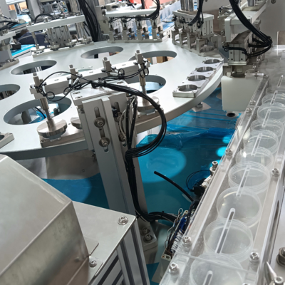 A máquina automática de montagem de vasos de urina, compatível com elevadores de alimentação e conectável a máquinas de moldagem por injecção, aumenta a eficiência de montagem do produto e reduz os requisitos de mão-de-obra.