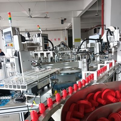 Máquina automática de montagem de vasos de urina, com funcionamento de movimento de índice e carga do alimentador vibratório para maior estabilidade.