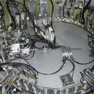 Bom preço. Máquina de montagem totalmente automatizada de portas de espigas e portas de injecção de sacos IV com botão de parada de emergência Compatível com ISO GMP 8000-15000pcs/hr on-line