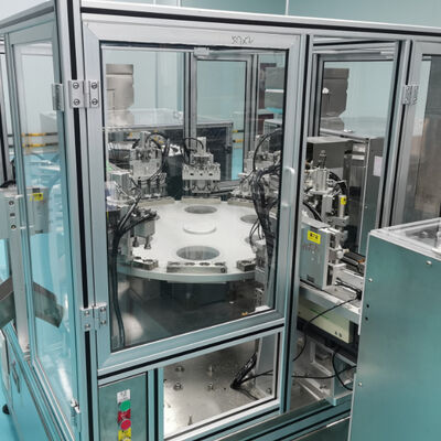 Máquina de Montagem de Tampa Dessecante Controlada por CLP com Taxa de Qualificação de 99% e Enchimento Automático de Gel de Sílica