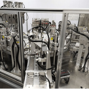 Máquina de Montagem de Tampa Euro com Taxa de Qualificação de 99%, Capacidade de 4500-12000 por hora e Acionamento por Servomotor para Montagem Automática de Tampas