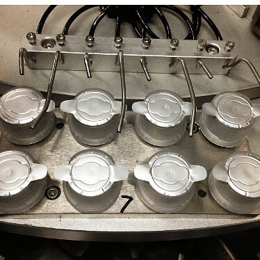 Máquina de Montagem de Tampa Euro em Conformidade com GMP com Taxa de Qualificação de 99% e Eficiência de 1500-8500 peças/hora