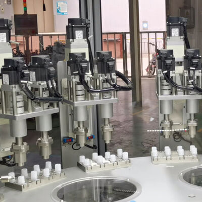 Máquina de Parafusamento Automático com Sistema de Controle PLC e Detecção por Sensor Fotoelétrico para Montagem de Tampas, com Eficiência de Produção de 99%