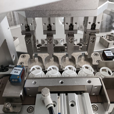 Máquina de montagem de tampas de desicante com detecção de sensores fotoeléctricos com velocidade de funcionamento ajustável e funcionamento de ecrãs sensíveis ao toque para necessidades diárias