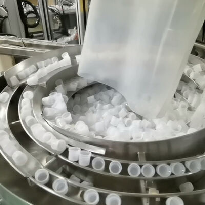 Máquina de parafuso de tampa de geleia de produção de alta velocidade com operação de tela sensível ao toque e velocidade ajustável